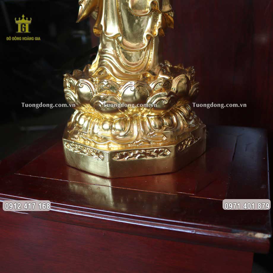 Phật Bà Quan Thế Âm đứng trên một đài sen vô cùng đẹp